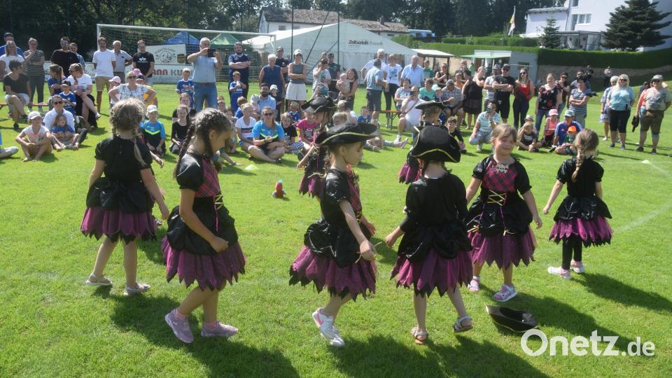 Die Piratinnen von Acro &amp; Dance begeistern zum Jubiläum der DJK. Bild: fz