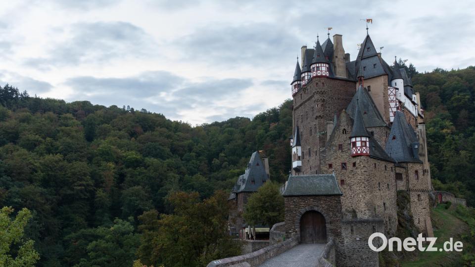 Burg Eltz - &quot;die schönste Burg Europas&quot;. Besonders bei Nebel und mit Herbstlaub ist die Burg ein Anlaufpunkt für viele Touristen. Bild: Dr. Carmen Lööck