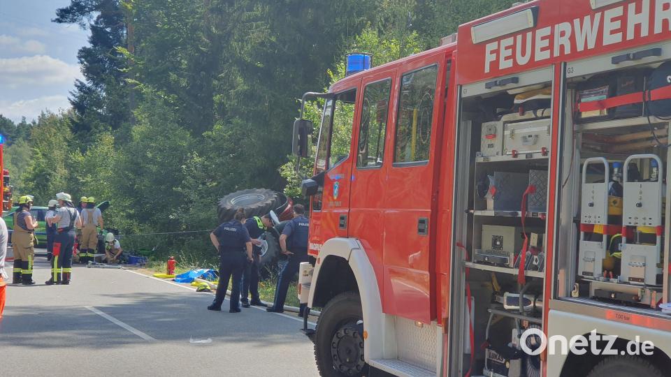 Die Kreisstraße SAD 1 ist zwischen Teublitz und der Autobahn-Anschlussstelle zur A 93 nach einem schweren Unfall derzeit gesperrt. Ein Traktor und ein Mähdrescher sind kollidiert. Bild: Hösamer