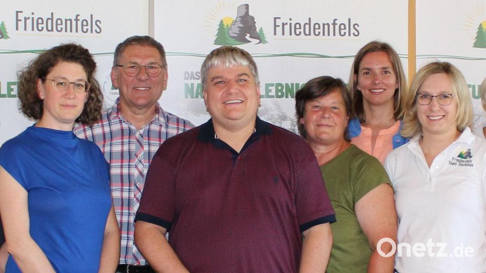 Naturpark-Steinwald-Geschäftsführerin Elisabeth Frank (von links), Bürgermeister Oskar Schuster, MdB Stefan Schmidt, Dritte Bürgermeisterin Lisa Rauh, MdL Laura Weber, Leiterin Tourist-Information Friedenfels Melanie Höfer Bild: Büro MdB Stefan Schmidt/exb