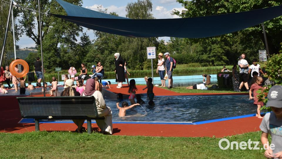 Im Edelstahl-Kinderbecken vergnügten sich die Buben und Mädchen beim Familien- und Kinderfest des Stadtbad-Fördervereins. Bild: hcz