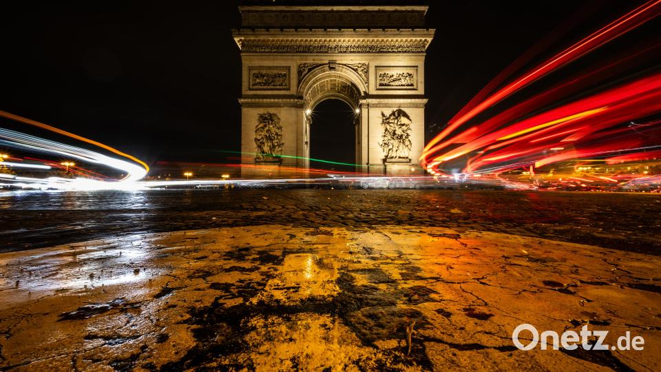 Paris ist wohl die Stadt mit den meisten Touristen. Und auch dort gibt es einige Spots, die gerade bei Instagrammern extrem beliebt sind. So etwa die &quot;John Wick Stairs&quot; oder auch das Ende der &quot;Av. des Champs-Élysées&quot;. Auf einem schmalen Streifen in Mitten einer stark befahrenen Straße versucht jeder sein Bild des &quot;Arc de Triomphe de l’Étoile&quot; zu ergattern. Bild: Peter Müller