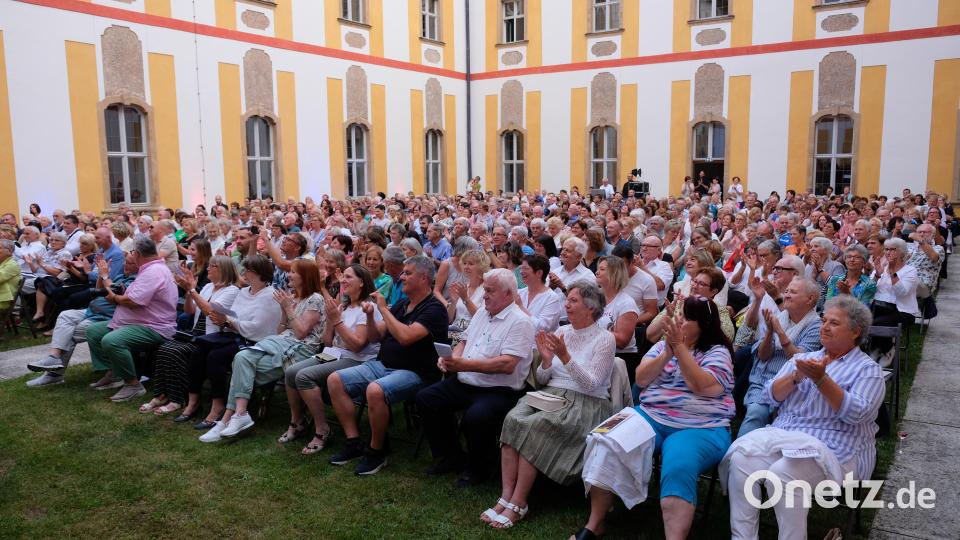 Begeistert umjubelt das Publikum den spektakulären Auftritt von Singing Witt in Speinshart. Bild: do