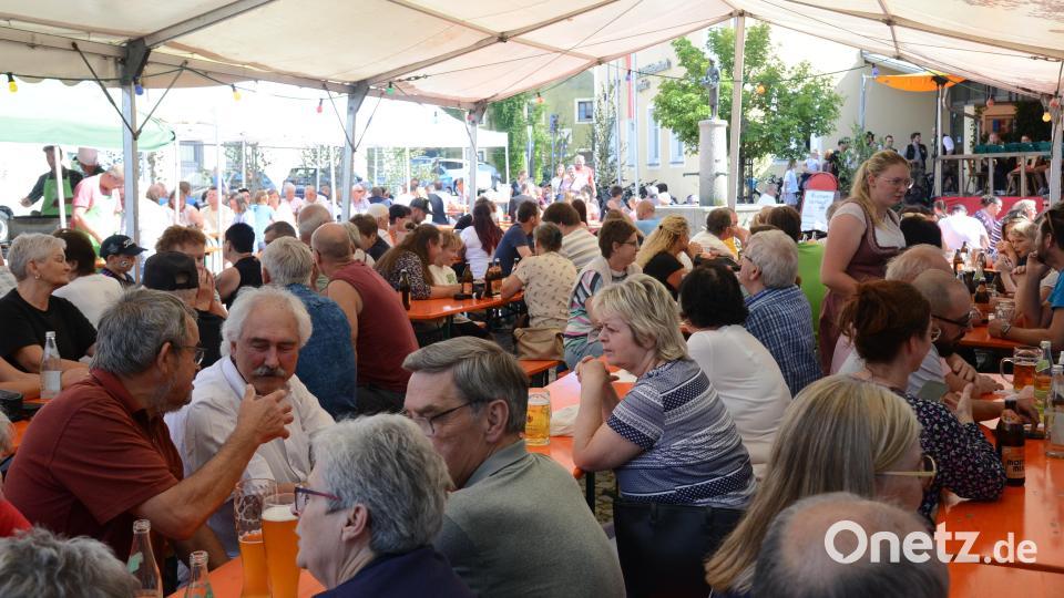 Am Sonntagnachmittag sind die Plätze unter den Sonnendächern gut besetzt. Bild: bey