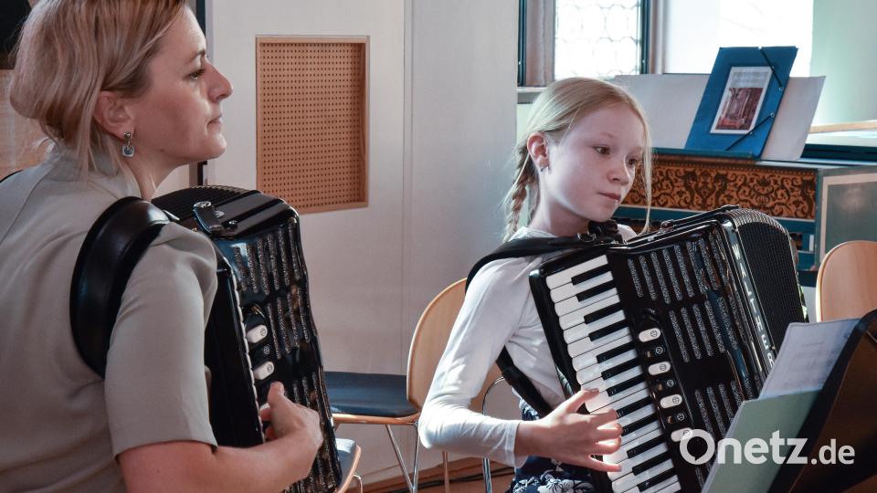 Marlene Schlemer (11) zeigte, was sie in der Akkordeon-Klasse von Viktoria Dechant (links) gelernt hat. Bild: Stephan Huber