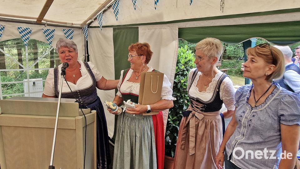 Vorsitzende Sabine Birner (links) dankt der langjährigen Übungsleiterin für Kinderschwimmen, Christa Grundler (Zweite von links). Nachfolgerin ist Martina Weiß (Zweite von rechts). Auch die Abteilungsleiterin Schwimmen, Irena Gradl (Zweite von rechts), würdigt Grundlers Engagement. Bild: R. Kreuzer