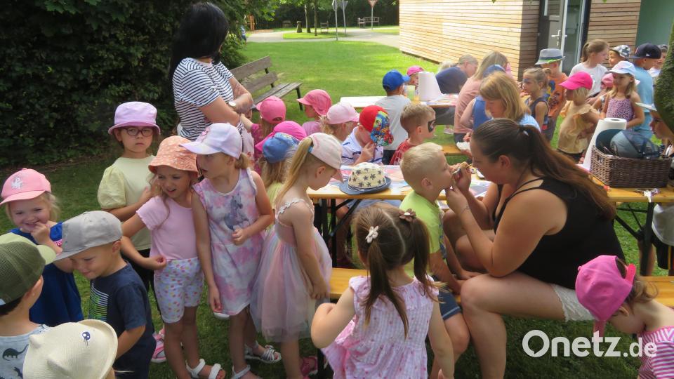 Beim Kinderschminken standen die Mädchen und Jungen Schlange. Bild: Korina Brenk/exb