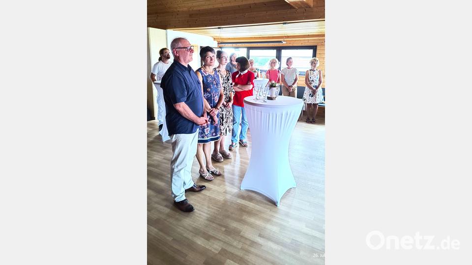 Diakon Richard Sellmeyer freute sich, dass seine lange Tätigkeit als Geschäftsführer der Caritas Sozialstation Hirschau, sowohl von den anwesenden Mitarbeitern als auch den Ehrengästen positiv gewürdigt wurde. Rechts neben ihm Ehefrau Irmgard. Bild: fdl