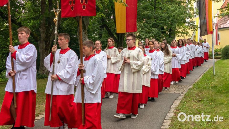 Der Einzug zum Gottesdienst. Bild: wbe