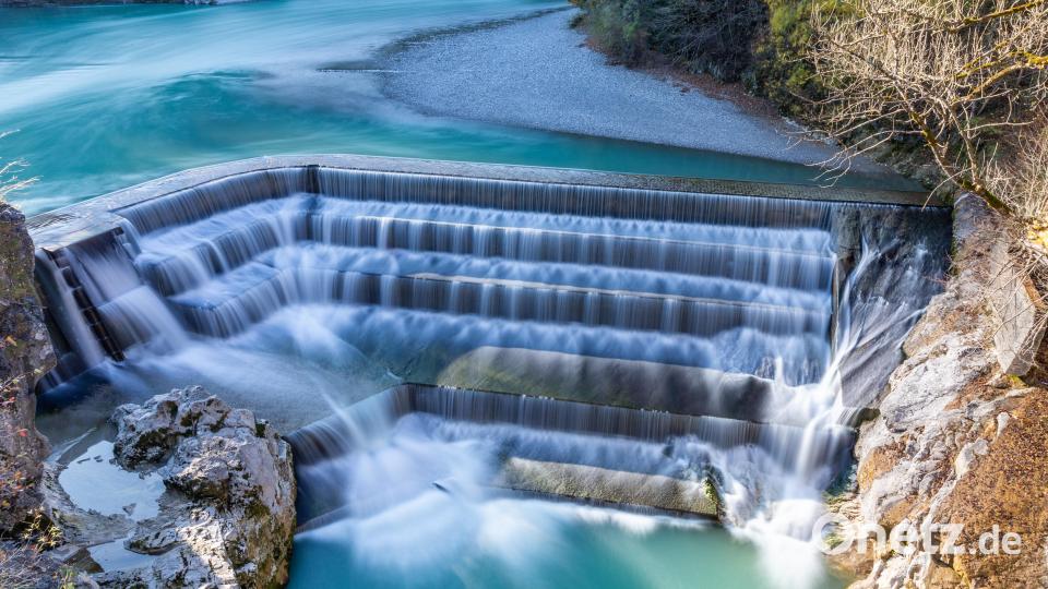 Wer diesen Blick auf den Lechfall genießen möchte, sollte möglichst früh morgens auf der schmalen Brück sein. Sonst wird man kaum eine ruhige Minute haben. Bild: Dr. Carmen Lööck