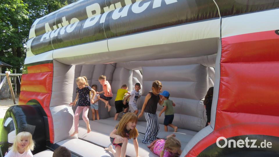 Die Hüpfburg war eine Attraktion. Bild: Korina Brenk/exb