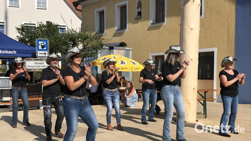 Die Line-Dance-Gruppe Highway Stompers regt zum Mitmachen an. Bild: mma