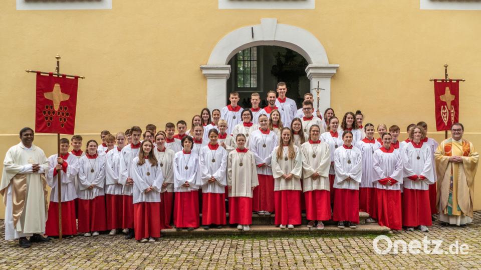 Alle Romwallfahrer mit Pfarrer Herbert Mader (rechts) aus St. Marien und Pfarrer Donald (links) aus Herz-Jesu. Bild: wbe