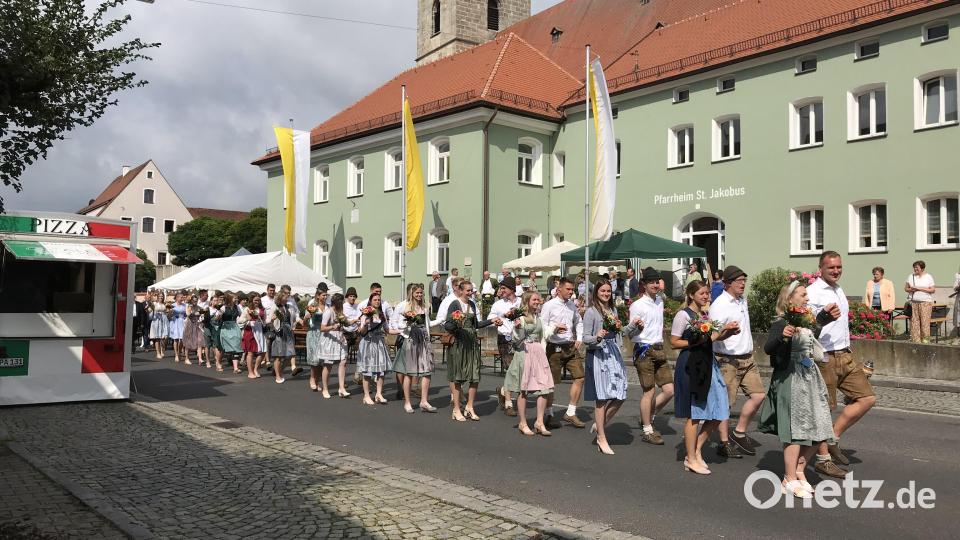 Nach der Kirche marschierten die Kirwapaare in die Festmeile. Bild: mma