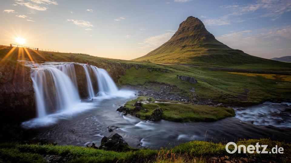 Der Kirkjufell ist Island in kompakt: Wasserfälle und rauhe Berge. Auch dort wird der Tourismus über große Parkplätze, befestigte Wege und Absperrungen geleitet. Bild: Peter Müller