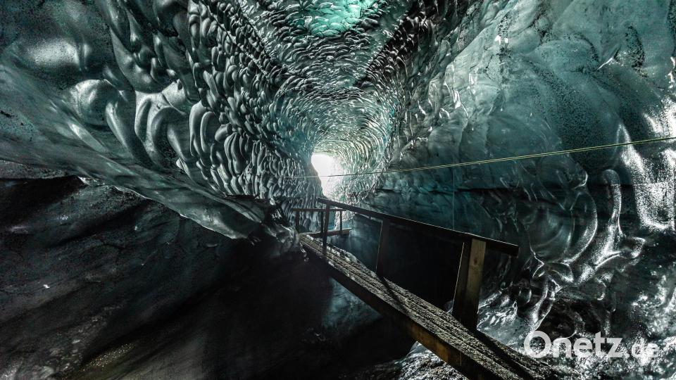 Vergängliche Schönheiten und ein bisschen Abenteuer: Eishöhlen, wie hier auf Island oder aber auch in Bayern am Königssee sind Orte, die Tourismus nur sehr begrenzt verkraften können. Bild: Peter Müller