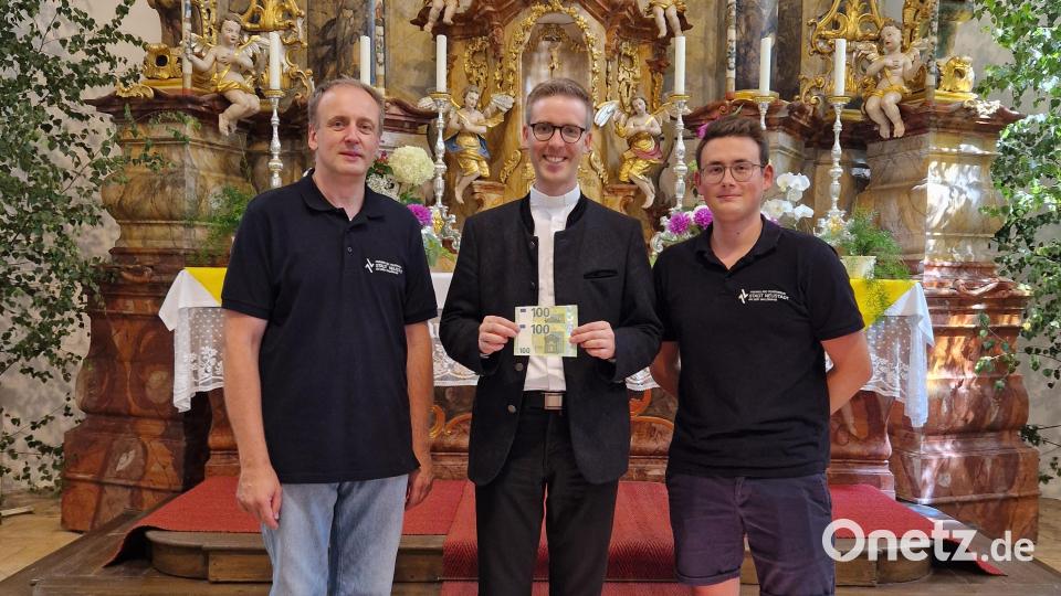Feuerwehr Neustadt spendet 200 Euro für den Erhalt der Wallfahrtskirche. Von links: Wolfgang Huber, Pfarrer Thomas Kopp und Max Schwarz. Bild: exb/Max Schwarz