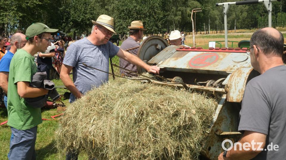 Mit diesem Gerät wurde einst das Stroh zu Ballen gepresst. Bild: Hirsch