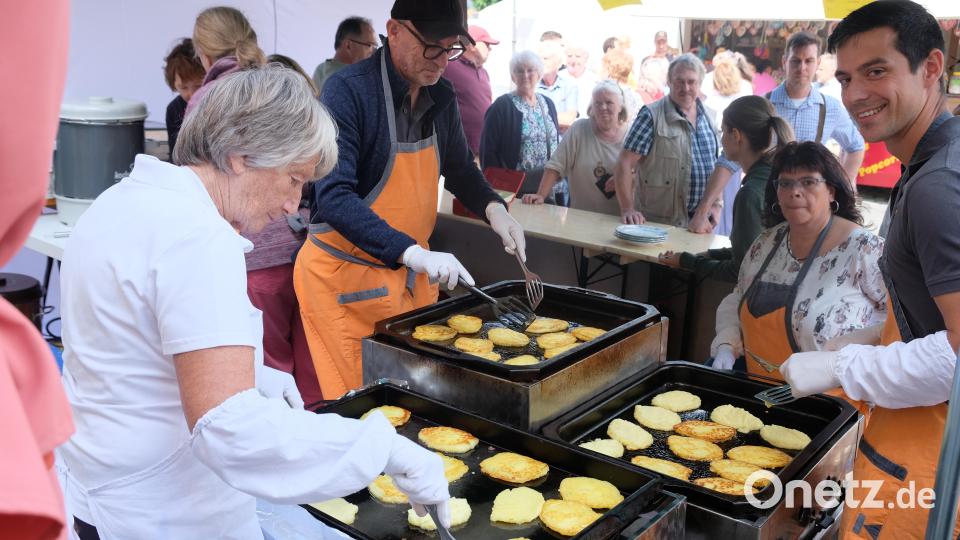 Knusprig braun gebratener Dotsch am Kolping-Stand war einer der Schmankerl-Renner beim Bürgerfest. Dazu Farmerbraten und Sauerkraut, einfach lecker. Bild: do