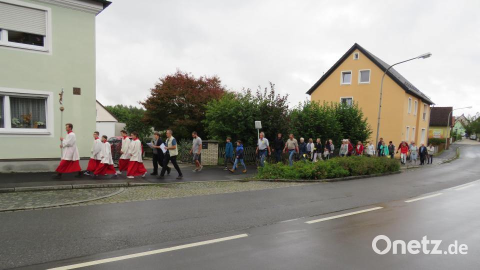 Eine Gruppe Gläubige der katholischen Pfarrei pilgern zur Mutter-Anna-Kirche in Mühlberg. Bild: adj