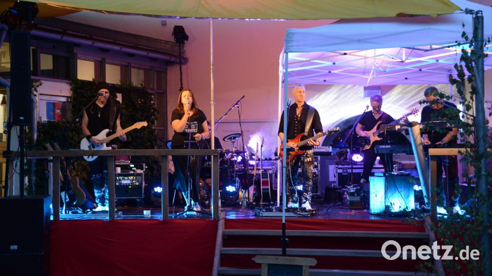 Die Partyband &quot;Pina Colada&quot; serviert am Samstagabend ein buntes Programm. Bild: bey