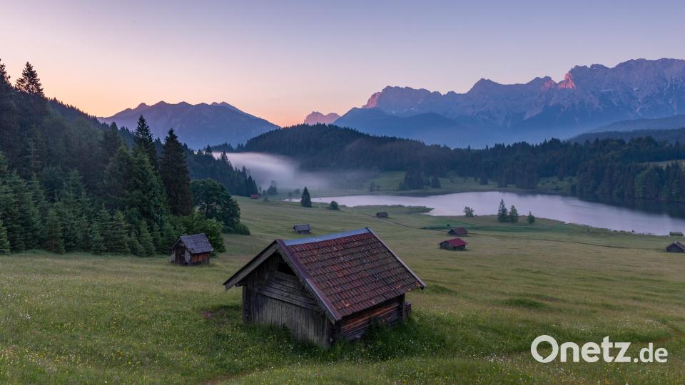 Die ikonischen Hütten oberhalb des Geroldsees, der eigentlich &quot;Wagenbrüchsee&quot; heißt, und der Blick über den See auf die Alpen, bringen viele Fotografen und Touristen dazu, querfeldein über die Wiesen zu stampfen, die allerdings unter Naturschutz stehen. Bild: Dr. Carmen Lööck