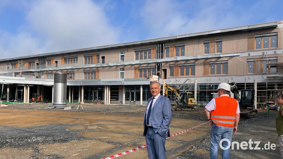 Landrat Roland Grillmeier vor dem Neubau der Realschule. Bild: Lena Schedl, Landratsamt Tirschenreuth
