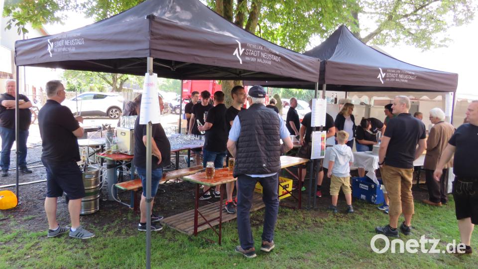 Essen und Getränke von der Freiwilligen Feuerwehr Neustadt. Bild: adj