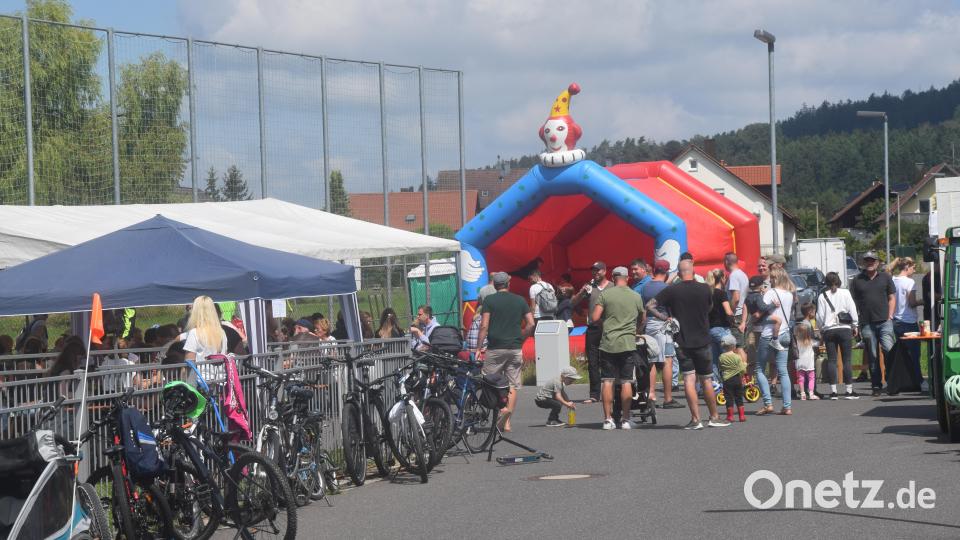 Altirchenriether und besonders Neubürger kamen gerne zum Spielplatzfest. Man konnte zwanglose miteinander ins Gespräch kommen Bild: fz