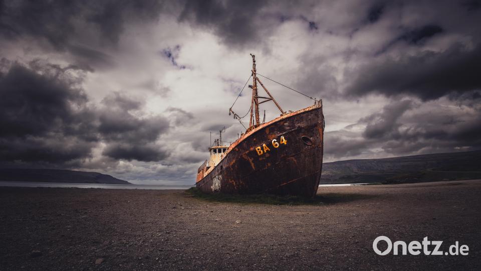 Touristen-Ziel in etwas anders. Neben dem alten Schiff, das langsam vor sich hin rostet, steht eine Info-Tafel und es gibt eine Sitzgruppe, um Pause zu machen. Bild: Peter Müller