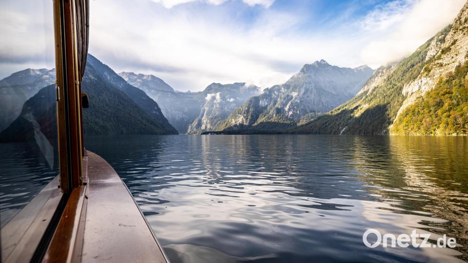 Das Standard-Bild vom Königssee: Boot, Wasser und Berge - oft noch mit einem Menschen, der sich aus dem Fenster lehnt. Bild: Peter Müller