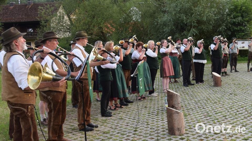 Die Jagdhornbläser des Landkreises Amberg-Sulzbach hatten in den vergangenen Tagen zum Konzert an die Uferpromenade in Hohenburg unter der Leitung von Hornmeister Hans Merz (rechts) eingeladen. Bild: bö