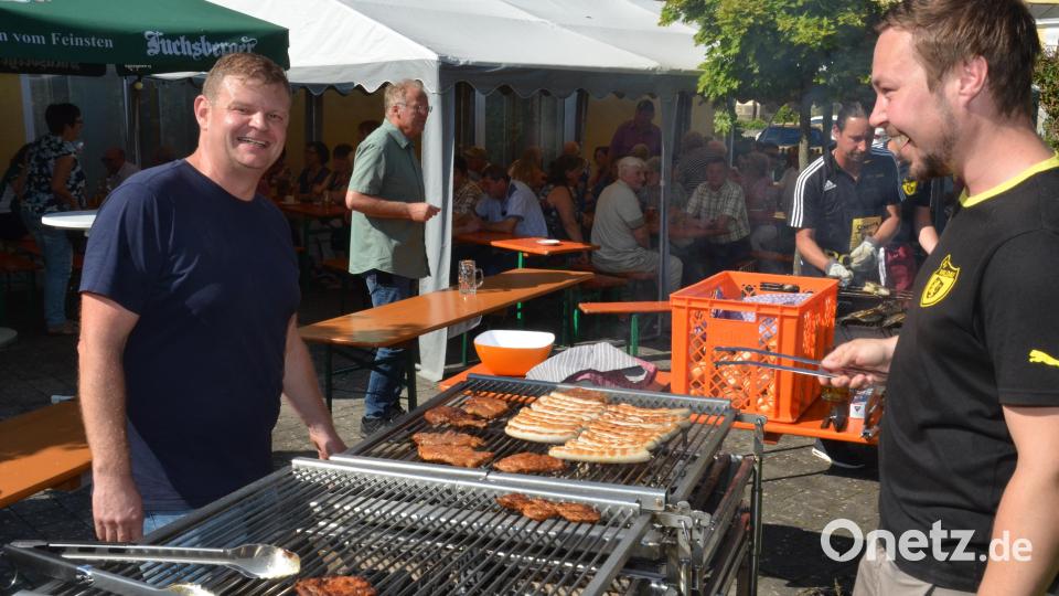 Matthias Ertl (links) und Christian Ertl (rechts) brutzelten Bratwürste und Steaks. Bild: dob
