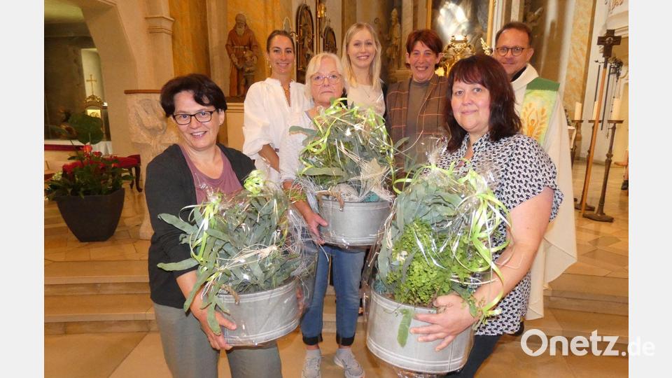 Blumen und Dankesworte hatte Dekan Alexander Hösl für langjährige und weiter engagierte Damen der Kita Don Bosco parat. Bild: Bettina Bergmann/exb