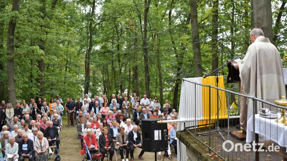 Ruhestandspfarrer Ludwig Gradl zelebriert zusammen mit Pfarrer Hans Bayer den Festgottesdienst auf dem Annaberg. Viele Gläubige nehmen daran teil. Bild: rgr