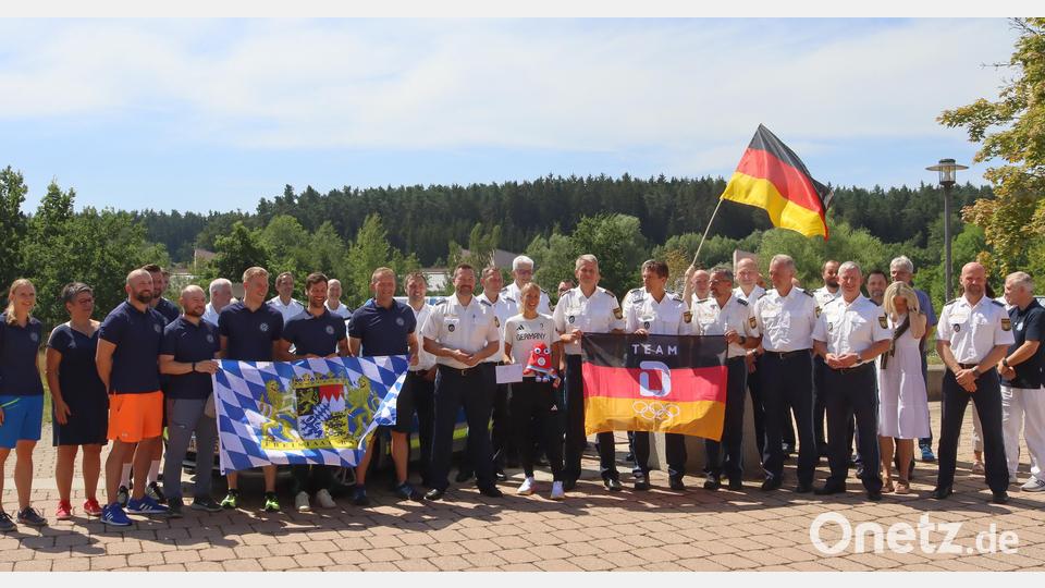 Das Sachgebiet der VII. Bereitschaftspolizeiabteilung verabschiedete seine Kollegin Domenika Mayer gebührend zu den Olympischen Spielen. Bild: mfh