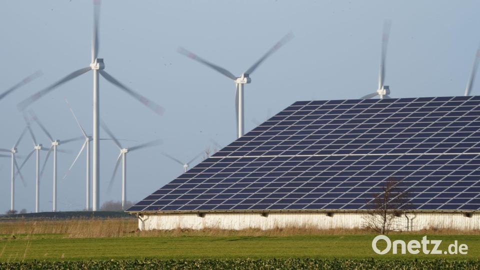 Die Chancen der erneuerbaren Energien wie Windkraft und Photovoltaik nicht Projektentwicklern überlassen, sondern über Genossenschaften selbst nutzen: Darum ging es bei einer BBV-Tagung in Sulzbach-Rosenberg. Symbolbild: Marcus Brandt/dpa