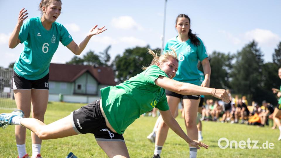 Das Damen-Finale (Szene) gewann der &quot;HC Sechsämter&quot; gegen die &quot;Löschzwerge&quot; mit 14:13 nach Siebenmeterwerfen. Bild: Guenter Uschold