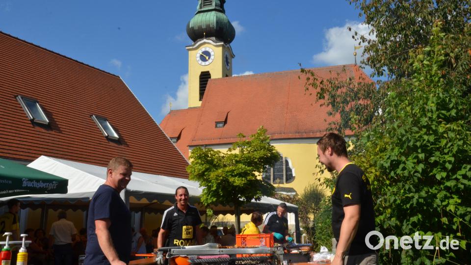Im Hintergrund mit der Benefiziumskirche St. Johannes Nepomuk lässt es sich im Pfarrheimgarten gut feiern. Bild: dob