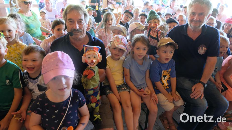 Kasperl einmal ganz nah sehen und erleben zu dürfen ist für die Kinder bei der Auftaktvorstellung in Floß etwas Besonderes. Bild: le