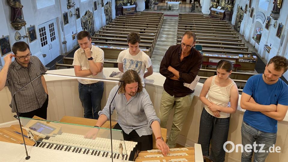 Martin Sturm zeigt die vielen Möglichkeiten der Konzertsaalorgel in der Pfarrkirche Erbendorf. Bild: Holger Popp/exb