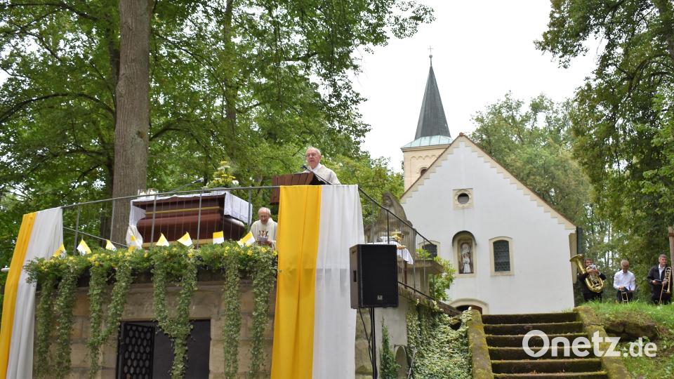 Ruhestandspfarrer Ludwig Gradl zelebriert zusammen mit Pfarrer Hans Bayer den Festgottesdienst auf dem Annaberg. Bild: rgr