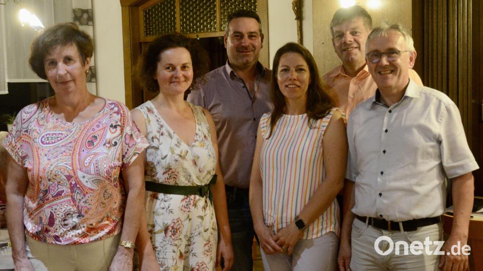 Bei der Tagung der Ortsobmänner und Ortsbäuerinnen des Bayerischen Bauernverbands im Gasthof Zum Bartl (von links): Kreisbäuerin Erika Loos, Geschäftsführerin Ariane Volkmann, stellvertretender Kreisobmann Michael Schießl, stellvertretende Kreisbäuerin Nicole Trummer, Kreisobmann Peter Beer und Engelbert Hollweck vom AELF Amberg-Neumarkt. Bild: Lorenz Märtl/exb