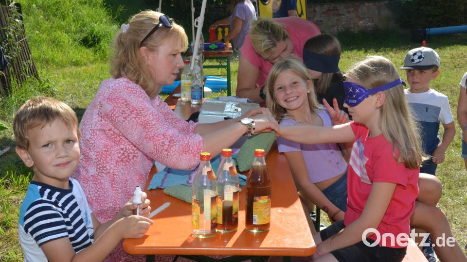 Riechen, schmecken und fühlen, hieß es beim Sinnesparcours. Bild: dob