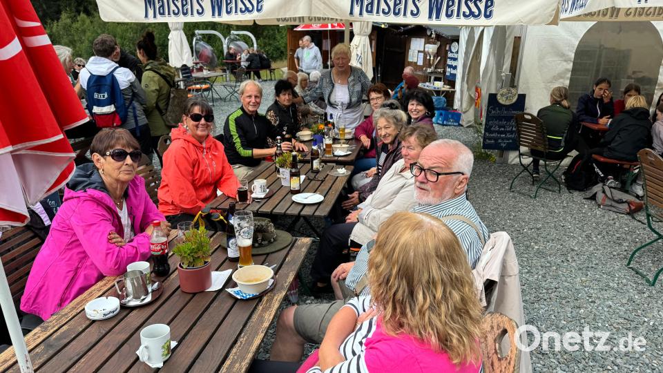 Wandergruppe bei der Einkehr. Bild: FGV Brand/exb