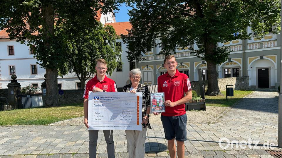 Vorsitzender Nico Sommerer (links) und Max Siller übergaben 750 Euro an Annemarie Schraml (Projektleiterin Feuerkinder Tansania). Bild: Inge Frank/exb