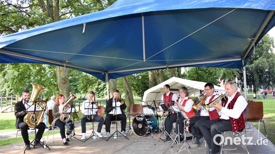 Die Stadtkapelle Grafenwöhr hat den Festgottesdienst musikalisch gestaltet und danach die Gäste im Stadtpark bestens unterhalten. Bild: rgr