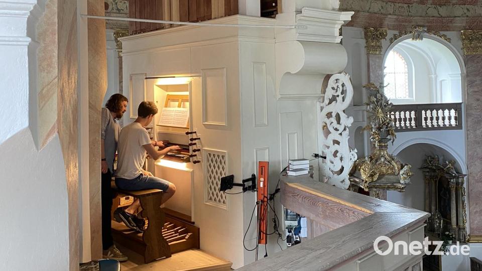 Martin Sturm erklärt einem Studenten, welche Spielmöglichkeiten die historische Orgel auf der Kappl bei Waldsassen bietet. Bild: Holger Popp/exb