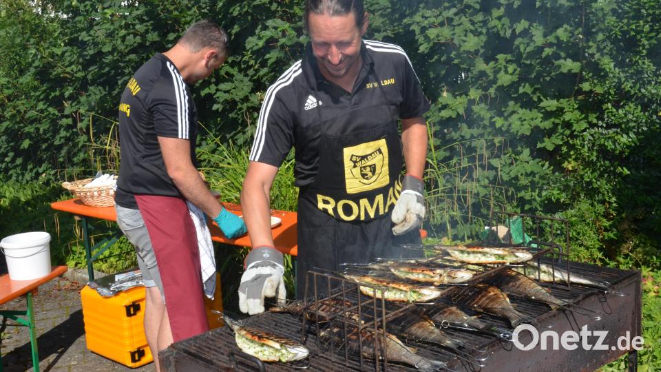 Heiß her ging es am Grillrost der fangfrischen Forellen, die mit würzigen Kräutern gefüllt waren, außen knusprig und innen saftig auf den Tisch kamen. Vorsitzender Roman Lindner (rechts) und Wenzl Rauch (links) bilden da ein eingespieltes Team. Bild: dob