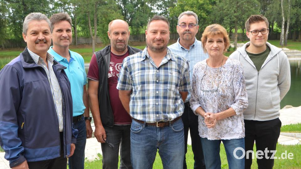 Bürgermeister Andreas Wutzhofer hat mit seinem städtischen Team den neuen Bademeister Raphael Fritz (Vierter von links) und die neue Kioskbetreiberin Bettina Mühlhofer-Ott (Zweite von rechts) nun ganz offiziell willkommen geheißen. Am 1. Juni starten beide in die diesjährige Badesaison die für die Gäste viele Neuigkeiten bietet. Bild: dob